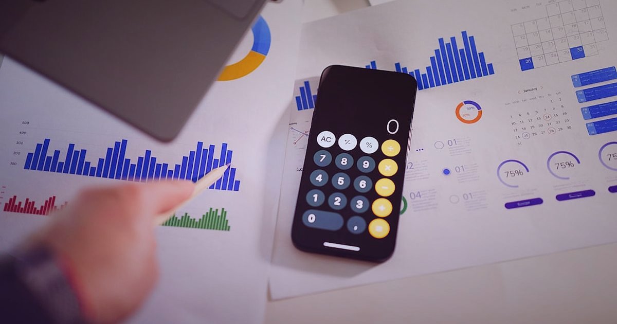 2026'da Dropshipping Başarı Stratejileri: Karlı Bir E-Ticaret Geleceği Kurun - calculator and charts showing profit margins on a desk