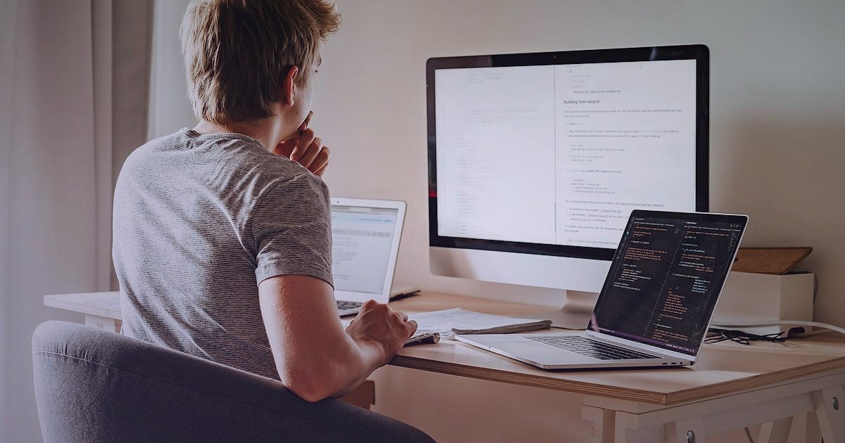 2026'da Dropshipping Başarı Stratejileri: Karlı Bir E-Ticaret Geleceği Kurun - person optimizing website code on multiple monitors