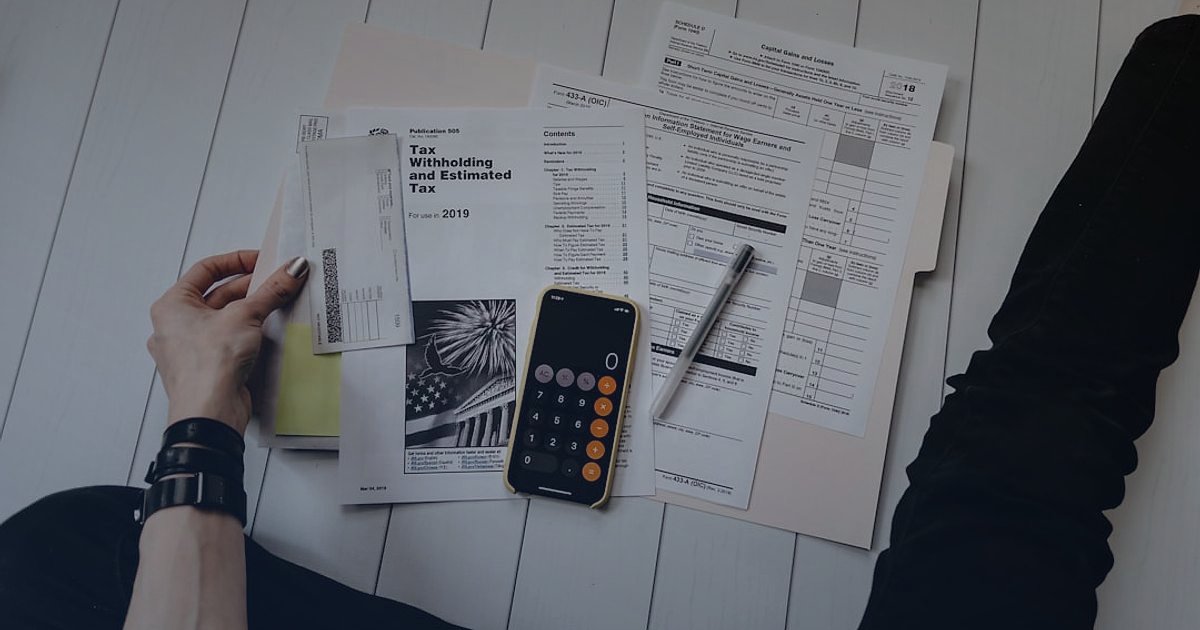 2026'da Dropshipping Başarı Stratejileri: Karlı Bir E-Ticaret Geleceği Kurun - person reviewing financial documents and legal papers