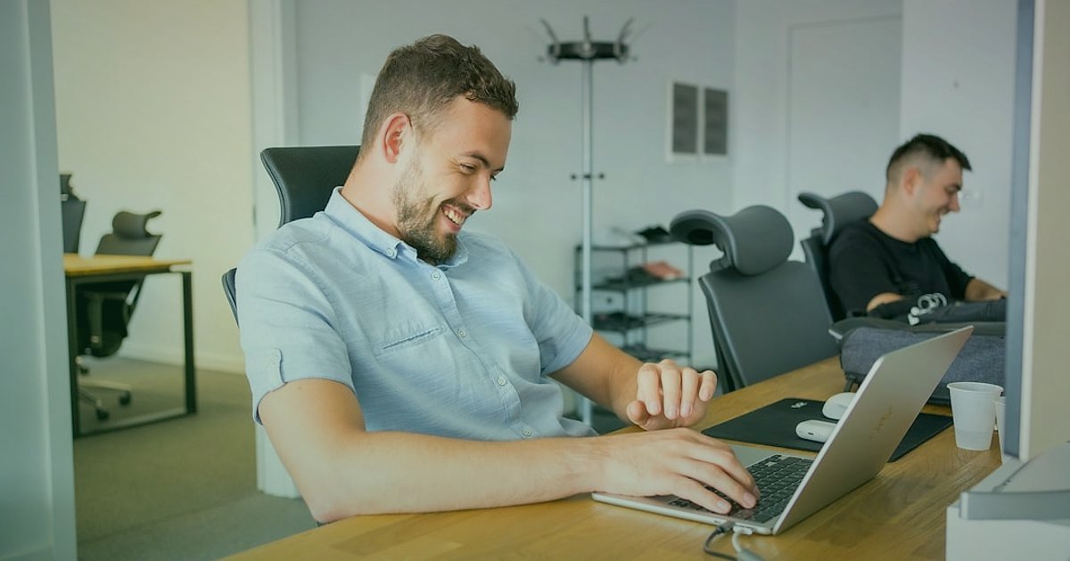 2026'da Dropshipping Gelir Hesaplama: Gizli Maliyetler ve Kâr Maksimizasyonu - person analyzing financial spreadsheet laptop bright office