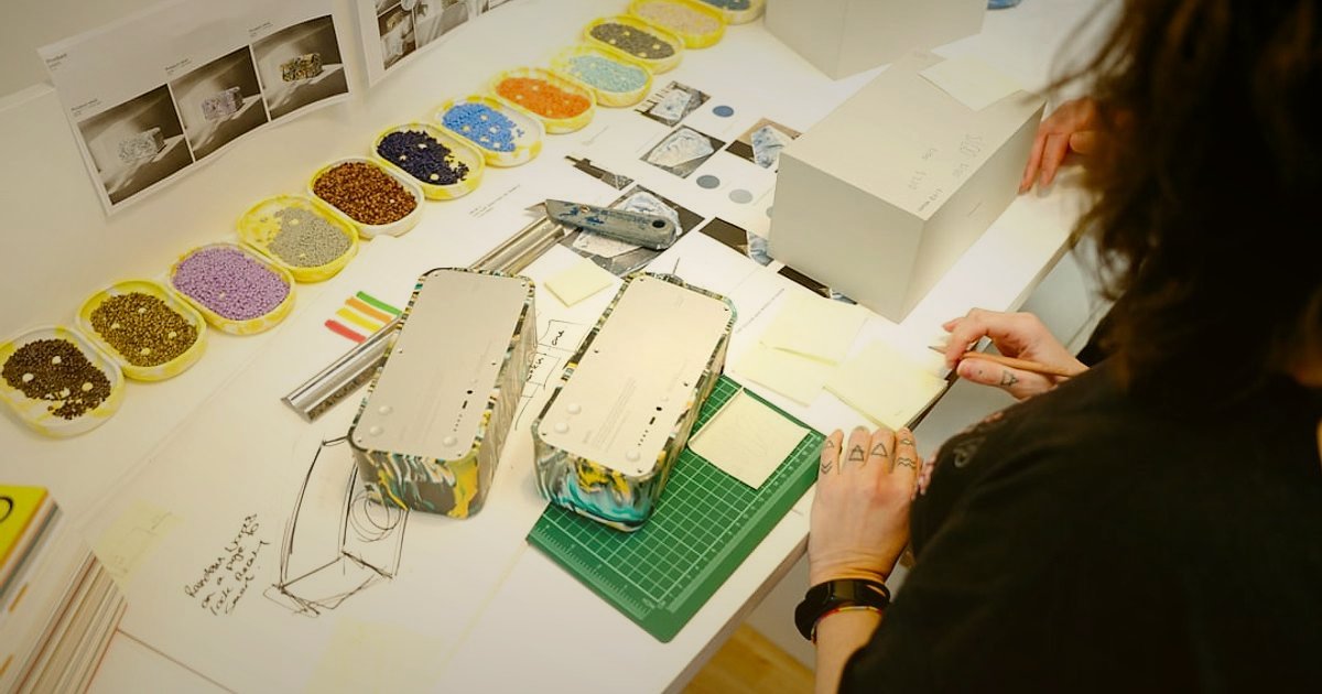 2026'da Dropshipping Karlılık Hesaplama: Nihai Rehberiniz - colorful product packaging boxes table studio