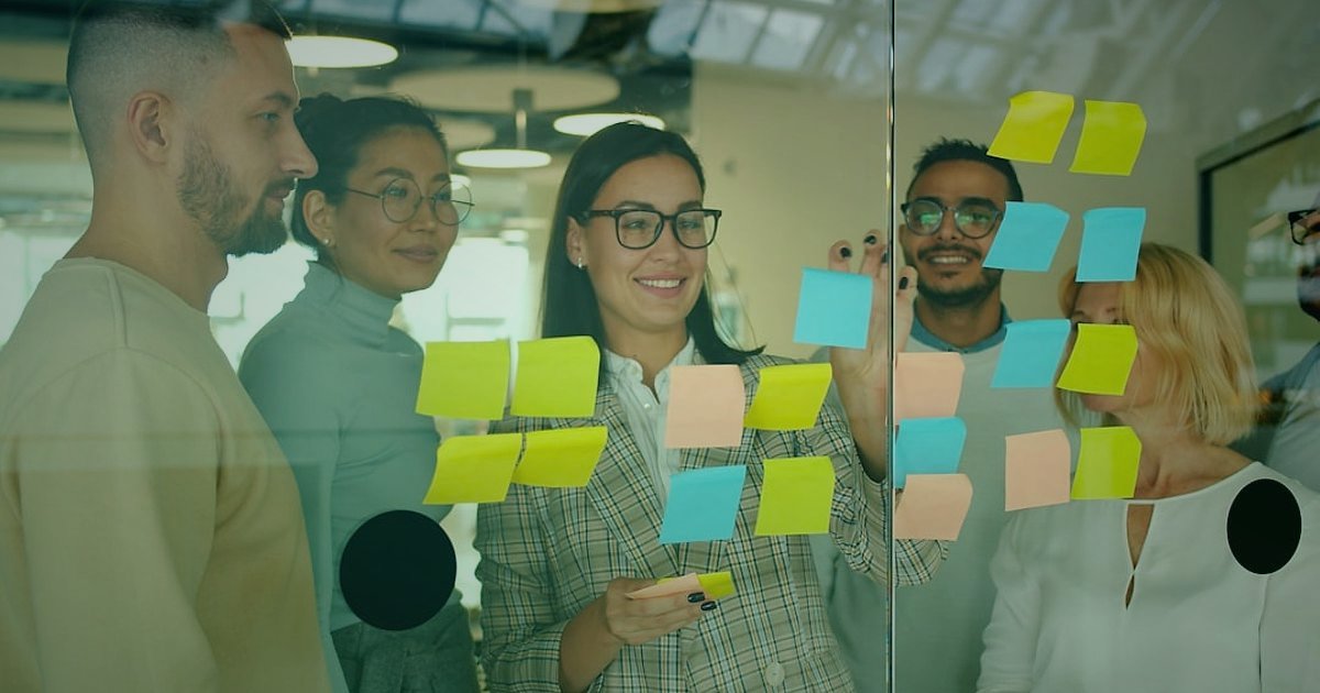 2026'da Dropshipping Karlılık Hesaplama: Nihai Rehberiniz - team meeting whiteboard sticky notes planning