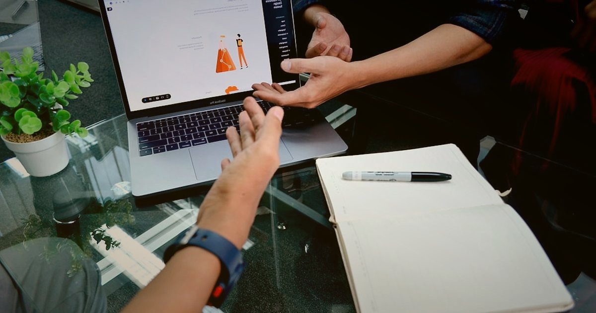 2026'da Dropshipping Kâr Hesaplama: Gizli Maliyetleri Ortaya Çıkarın! - digital marketing team analyzing website traffic data