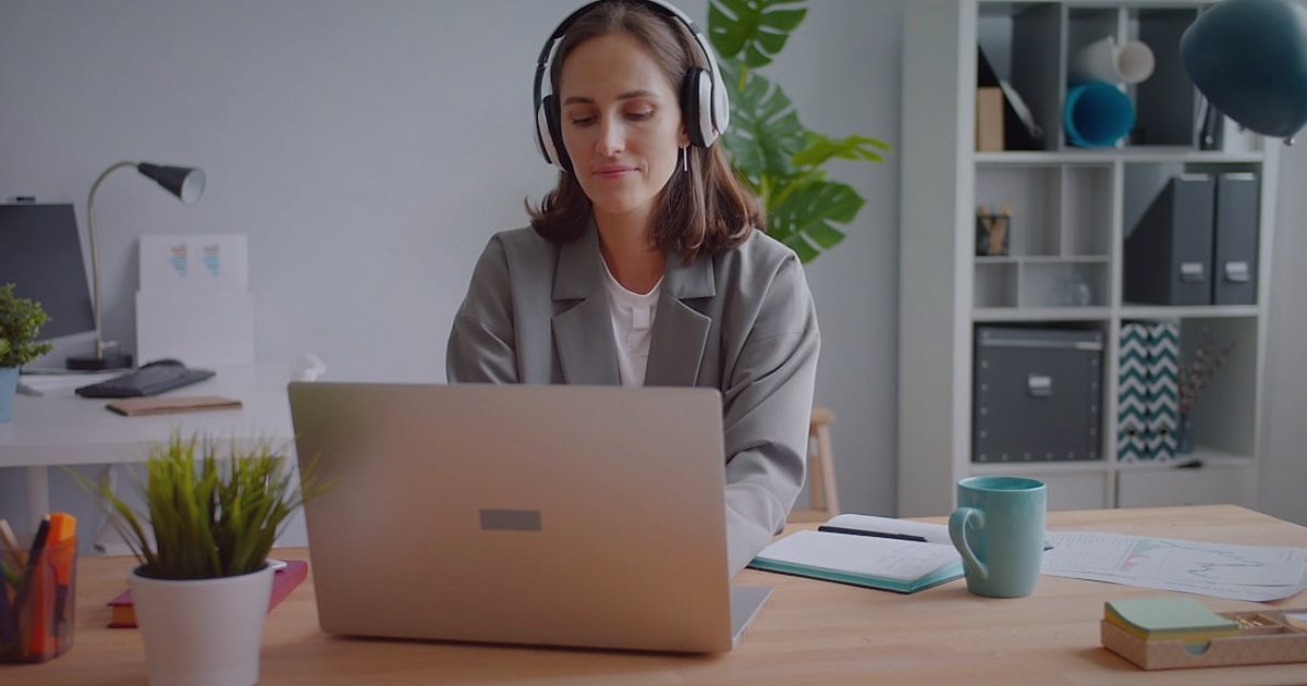 2026'da Dropshipping Kâr Hesaplama: Gizli Maliyetleri Ortaya Çıkarın! - customer service representative talking on headset with laptop