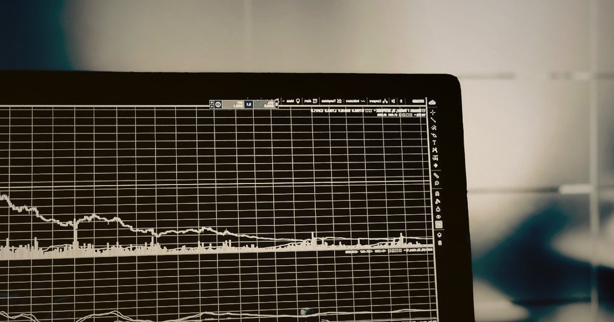 2026'da Dropshipping Kâr Hesaplama: Gizli Maliyetleri Ortaya Çıkarın! - computer screen displaying a financial dashboard with charts
