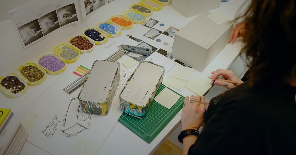 2026'da Dropshipping Kâr Hesaplaması: Gizli Maliyetleri Ortaya Çıkarın! - colorful product packaging boxes table studio