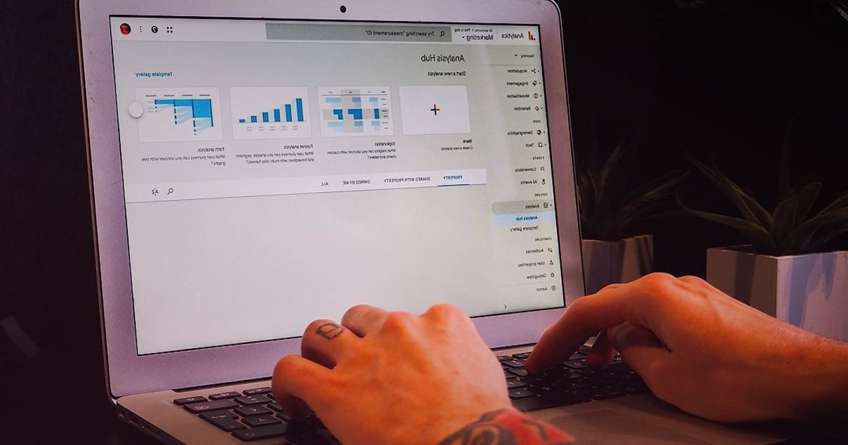 2026'da Dropshipping Kâr Hesaplaması: Gizli Maliyetleri Ortaya Çıkarın! - person typing laptop financial charts screen