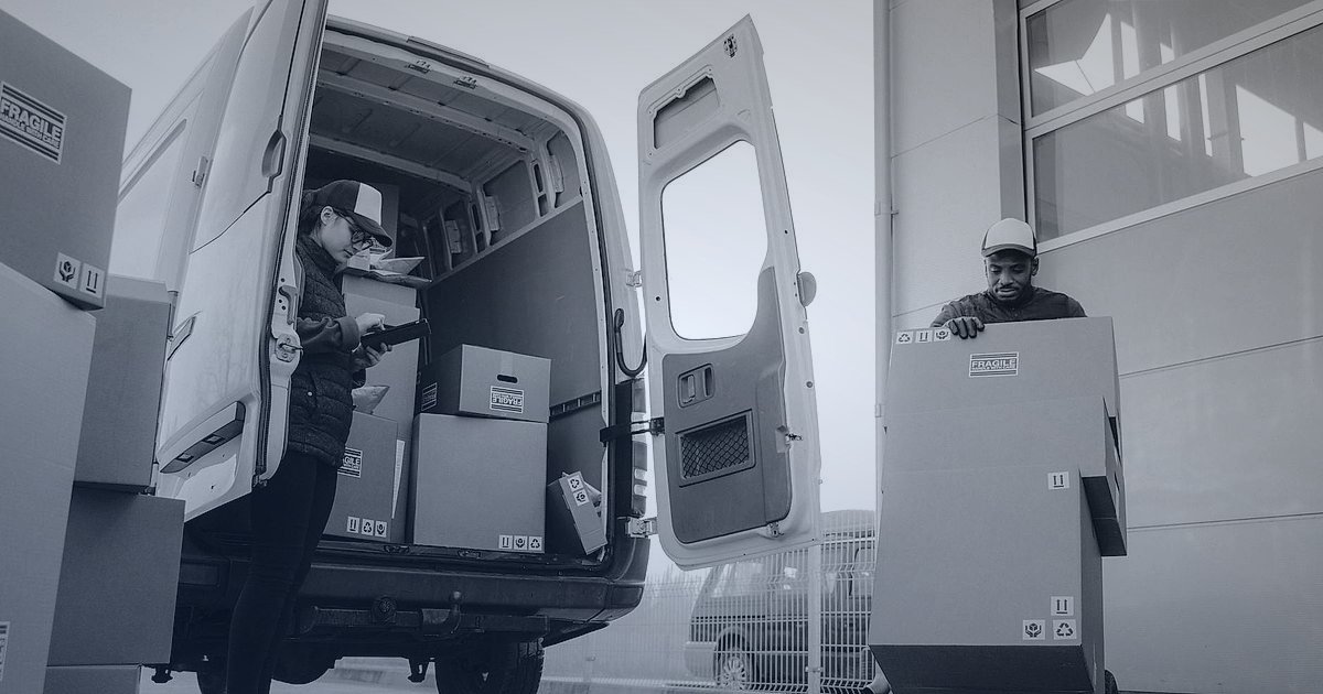 2026'da Dropshipping Kâr Hesaplaması: Gizli Maliyetleri Ortaya Çıkarın! - delivery truck loading dock packages sunrise