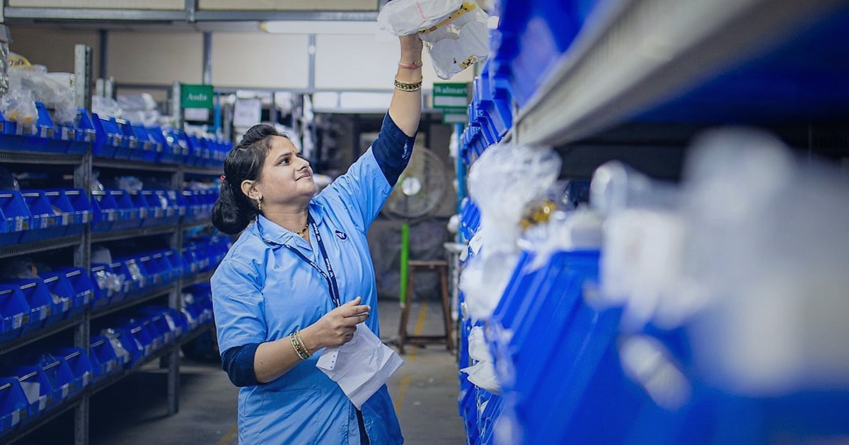 2026'da Dropshipping Kâr Hesaplaması: Gizli Maliyetleri Ortaya Çıkarın! - woman scanning barcode warehouse shelves