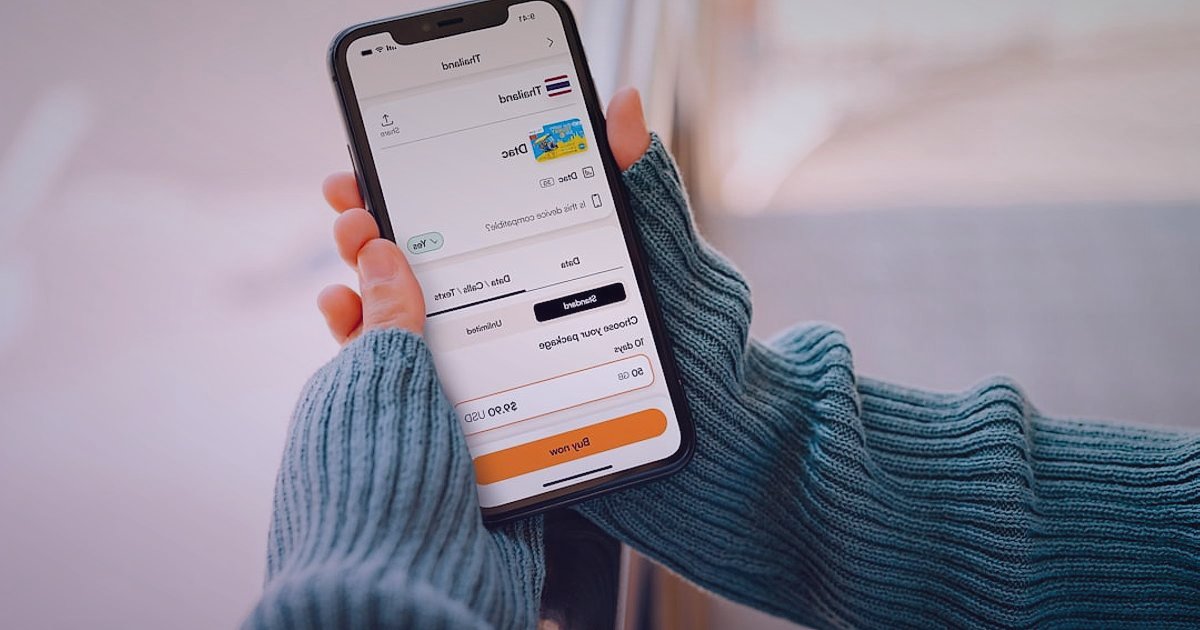 2026'da Dropshipping Kâr Hesaplaması: Gizli Maliyetleri Ortaya Çıkarın! - close-up of a person making a purchase on a mobile shopping app