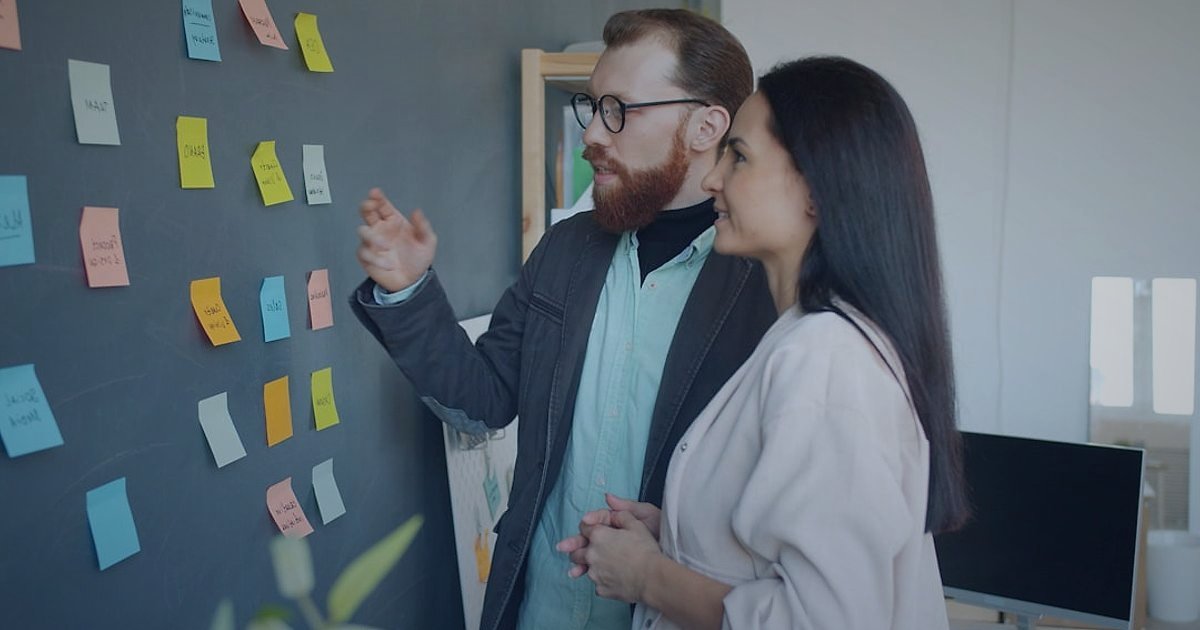 2026'da Dropshipping Kâr Hesaplaması: Gizli Maliyetleri Ortaya Çıkarın! - team meeting whiteboard sticky notes planning