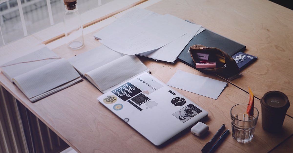 2026'da Dropshipping Kâr Marjı Hesaplama: Gizli Giderler ve Optimizasyon - overhead shot of a cluttered desk with invoices scattered