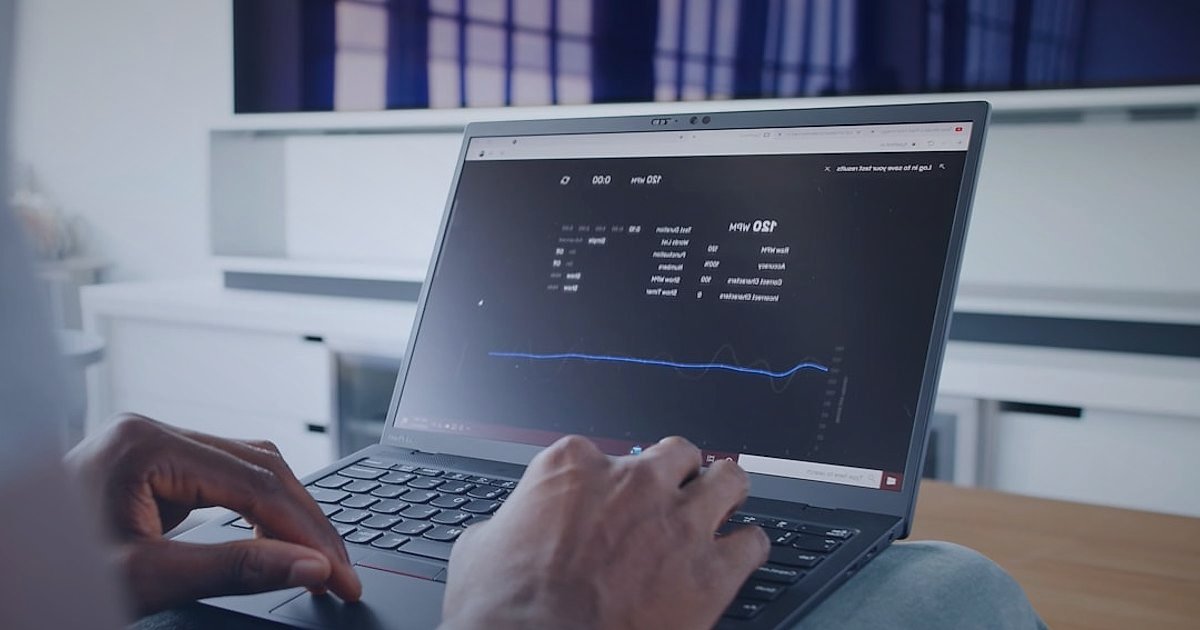 2026'da Dropshipping Kâr Marjı Hesaplama: Gizli Giderler ve Optimizasyon - person using a laptop with financial software interface