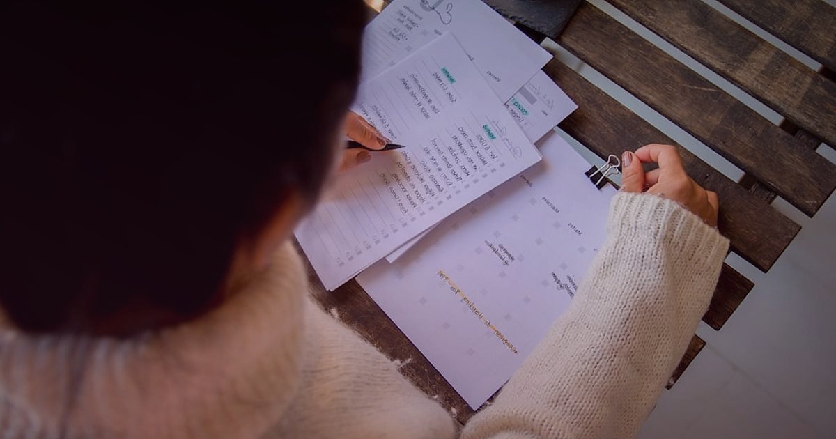 2026'da Dropshipping Kâr Marjı Hesaplama: Gizli Giderleri Açığa Çıkarın! - woman meticulously reviewing financial spreadsheets at a desk