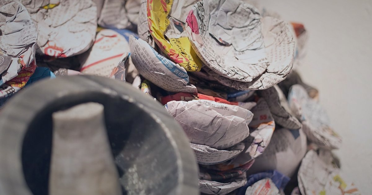 2026'da Dropshipping Kâr Marjı Hesaplama: Gizli Giderleri Açığa Çıkarın! - overflowing trash can with scattered bills and receipts