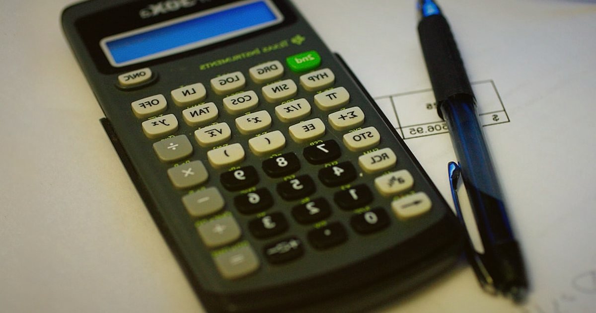 2026'da Dropshipping Kâr Marjı Hesaplama: Gizli Giderleri Açığa Çıkarın! - close-up of a calculator and pen on a spreadsheet
