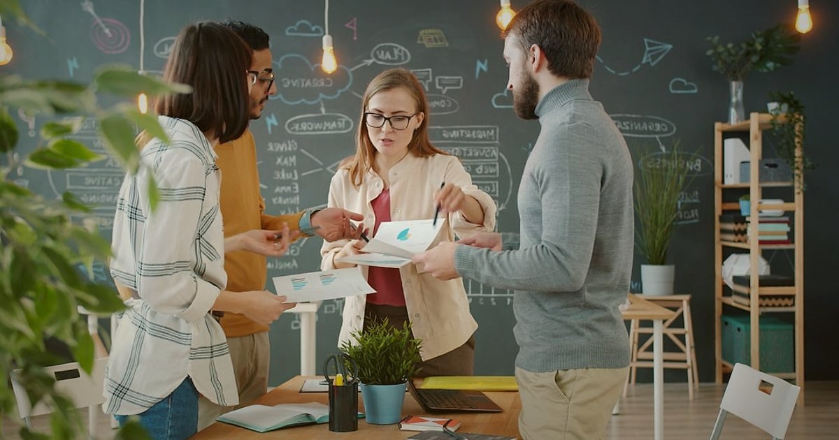 2026'da Dropshipping Kâr Marjı Hesaplama: Gizli Giderleri Açığa Çıkarın! - diverse people interacting with various digital devices in a modern office