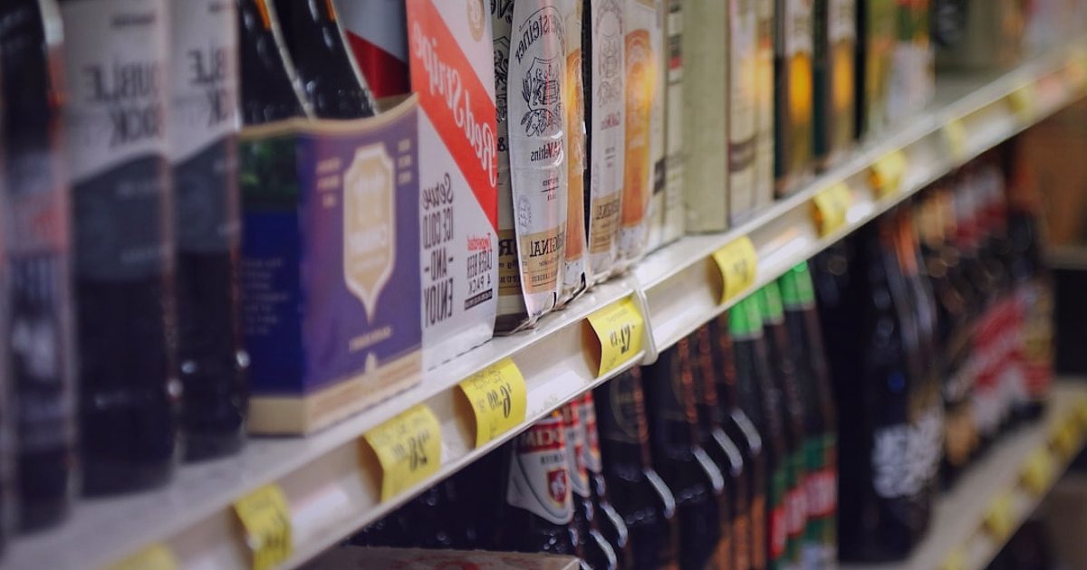 2026'da Dropshipping Kâr Marjı Hesaplama: Gizli Giderleri Açığa Çıkarın! - price tag hanging from a retail display shelf
