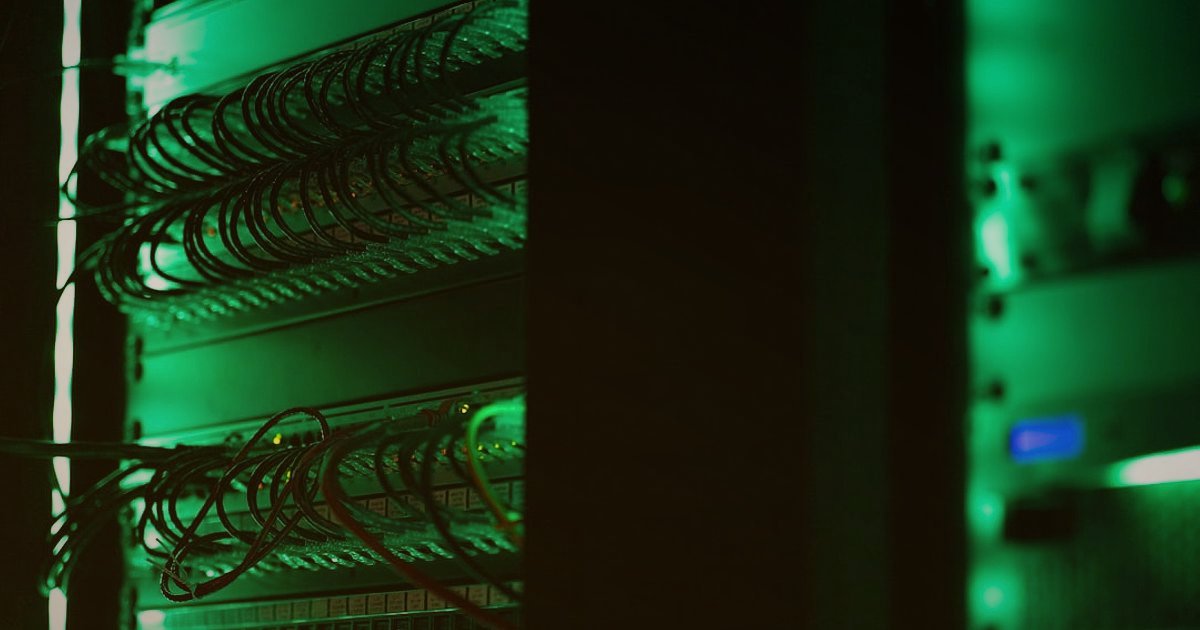 2026'da Dropshipping Kâr Marjı Hesaplama: Gizli Giderleri Açığa Çıkarın! - server room with blinking lights and network cables