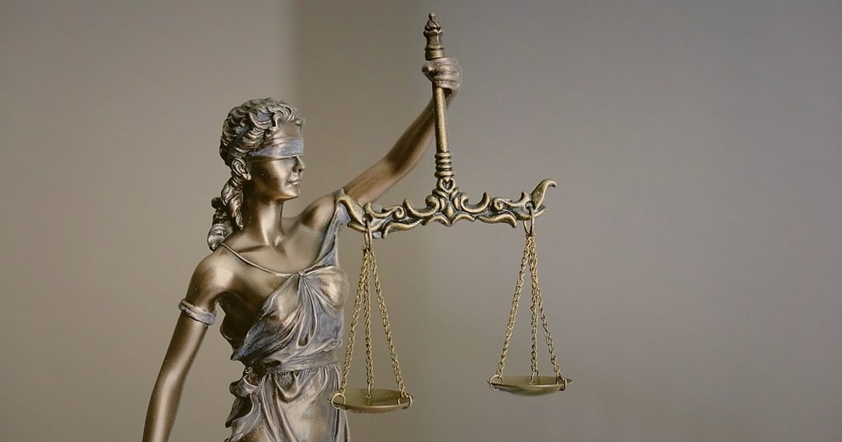 2026'da Dropshipping Kâr Marjı Hesaplama: Gizli Giderleri Açığa Çıkarın! - scales of justice balanced on a stack of legal documents