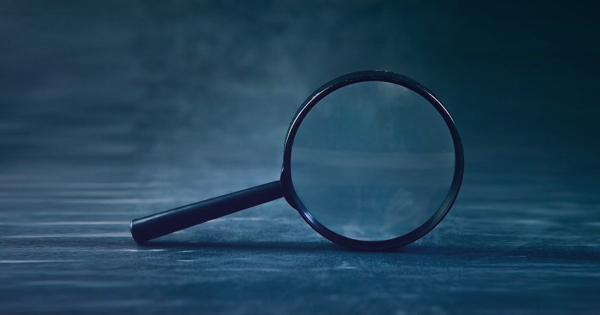 2026'da Dropshipping Ürünleri: Karlı ve Trend Seçimler İçin Kapsamlı Rehber - magnifying glass over digital product catalog glowing screen