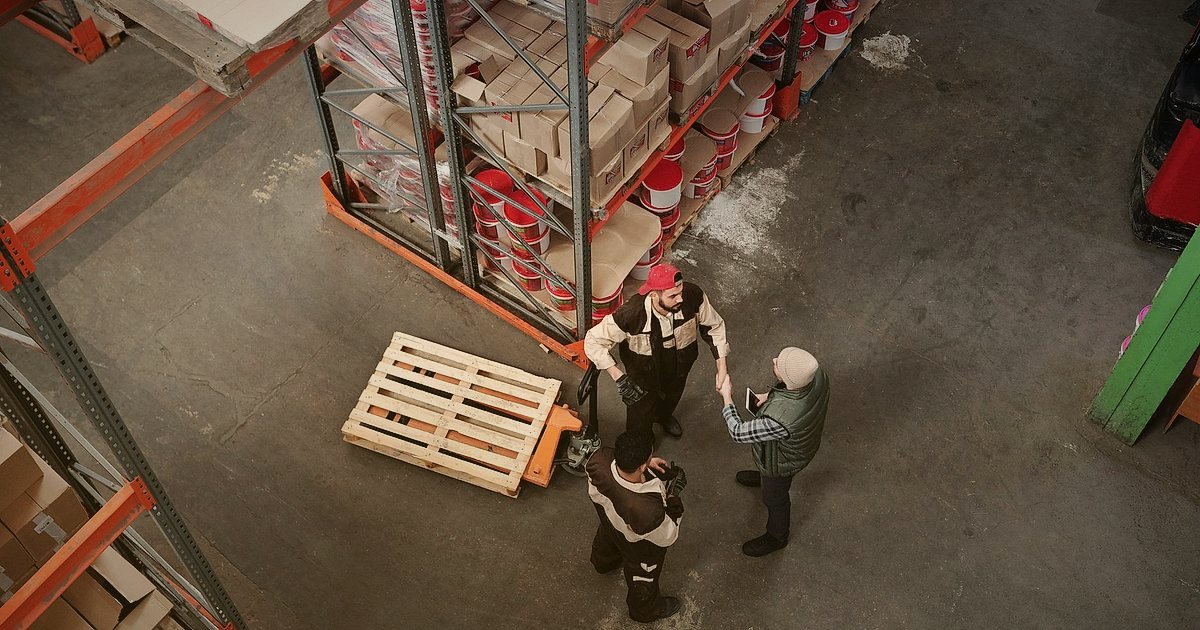 2026'da Dropshipping Ürünleri: Karlı ve Trend Seçimler İçin Kapsamlı Rehber - handshake over blurred background of warehouse shelves