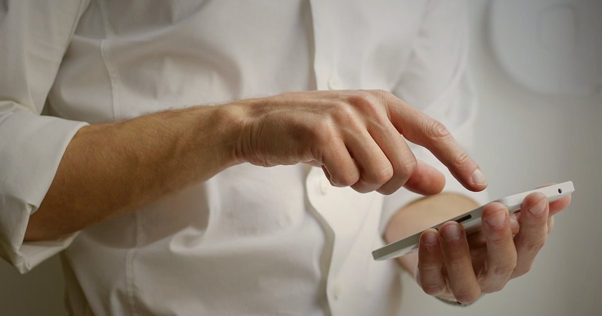 2026'da Dropshipping Ürünleri: Karlı ve Trend Seçimler İçin Kapsamlı Rehber - person using smartphone browsing online retail store interface