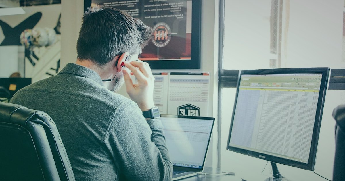 2026'da E-Ticaret Büyüme Fırsatları: Geleceğe Yön Veren Stratejiler - data analyst examining customer journey map with screens