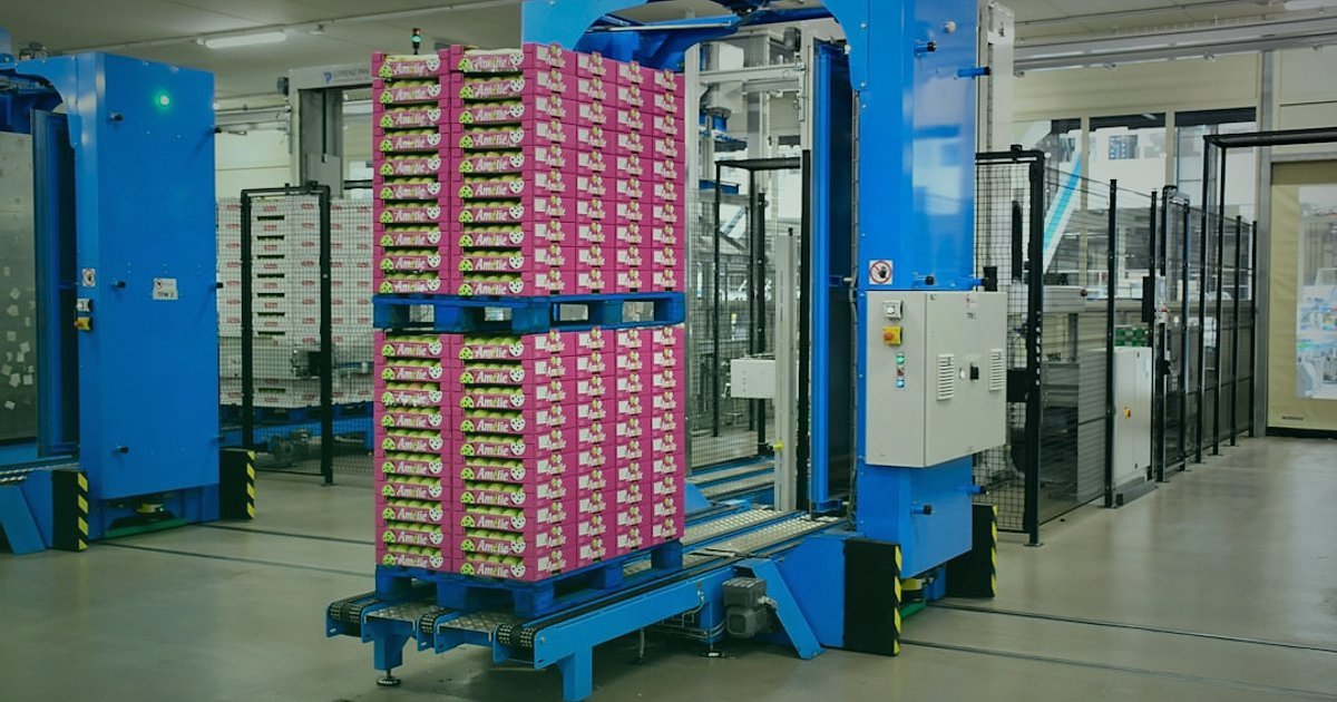 2026'da E-Ticaret Büyüme Fırsatları: Geleceğe Yön Veren Stratejiler - robot arm sorting packages in automated warehouse with conveyor belts