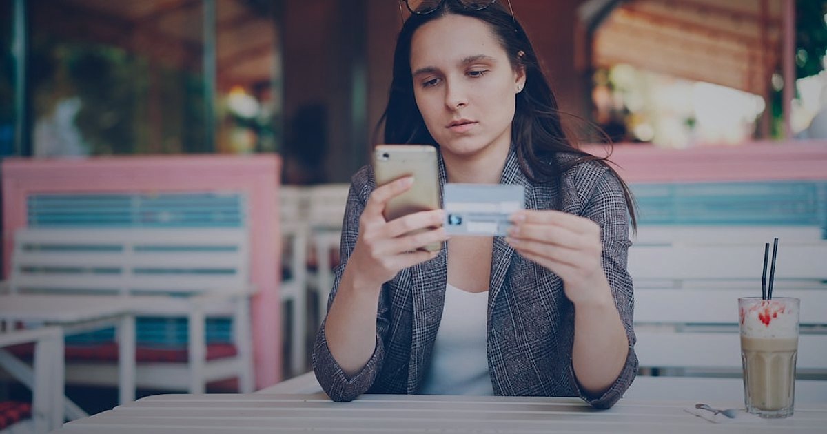 2026'da E-Ticaret Büyüme Fırsatları: Geleceğe Yön Veren Stratejiler - person scrolling shopping app on smartphone in a cafe