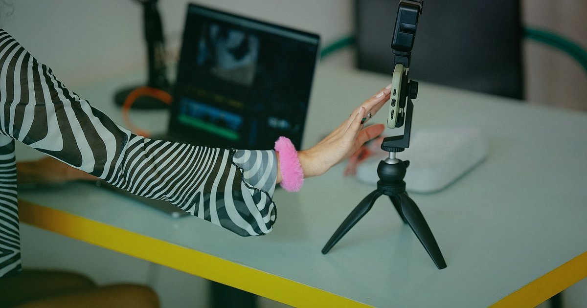 2026'da E-Ticaret Büyüme Fırsatları: Geleceğe Yön Veren Stratejiler - influencer recording video with branded product on modern desk