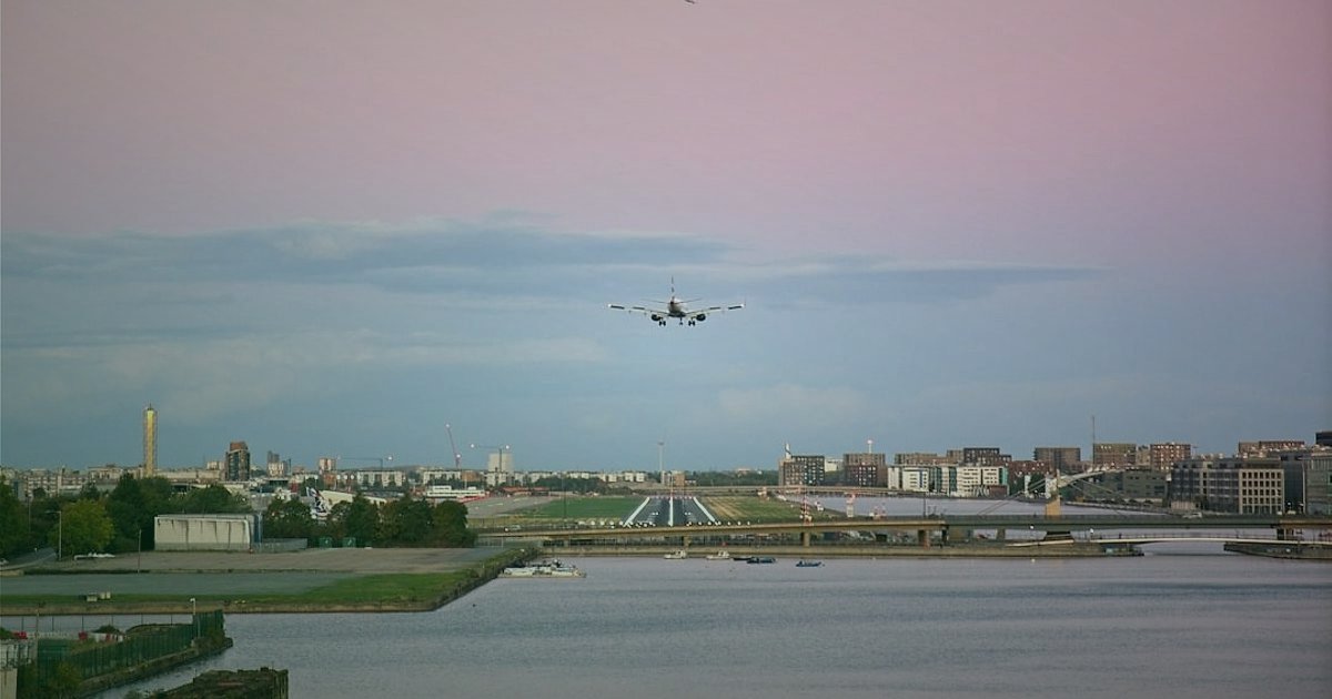 2026'da E-Ticaret Büyüme Fırsatları: Geleceğe Yön Veren Stratejiler - delivery drone flying over urban landscape at sunset