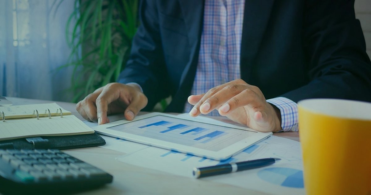2026'da E-Ticaret Büyüme Fırsatları: Geleceğe Yön Veren Stratejiler - financial advisor reviewing profit loss statements on laptop