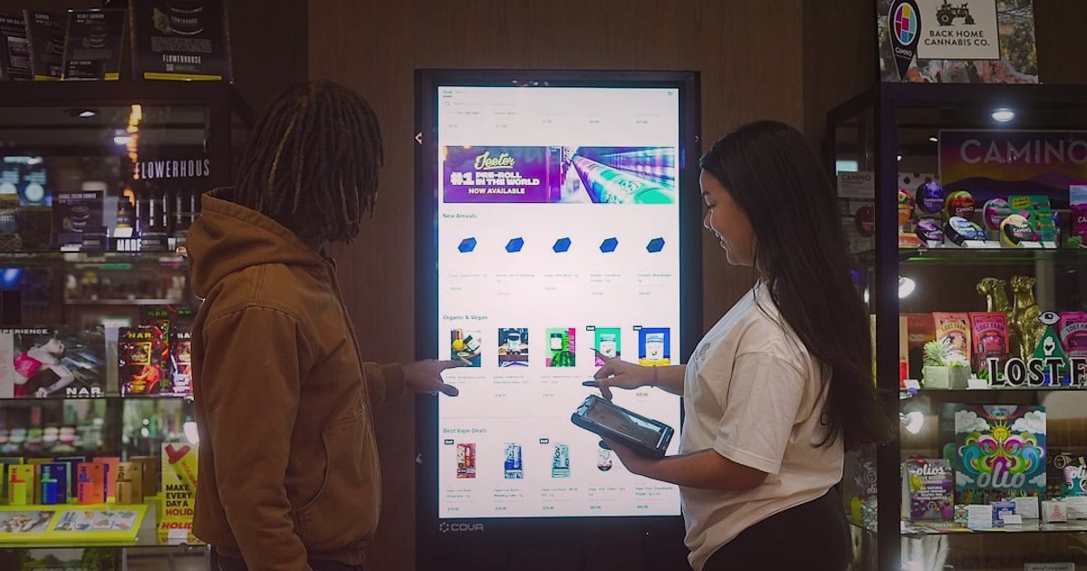 2026'da E-Ticaret Sektöründeki Yenilikler: Dijital Ticareti Dönüştüren Trendler - Customer seamlessly switching between mobile app and physical store kiosk