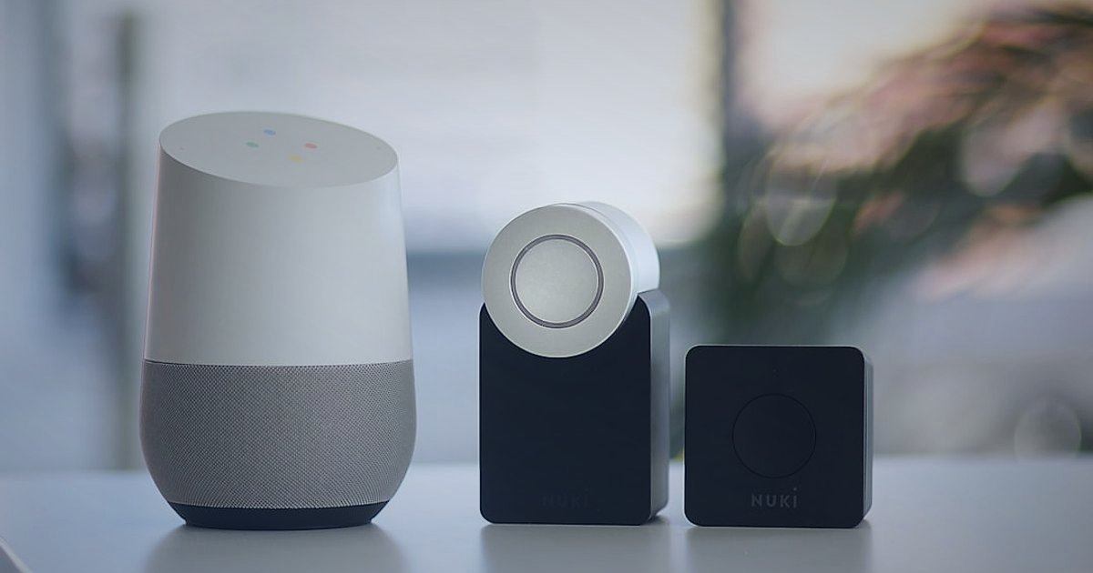 2026'da E-Ticaret Sektöründeki Yenilikler: Dijital Ticareti Dönüştüren Trendler - Smart home devices interconnected via a central AI hub