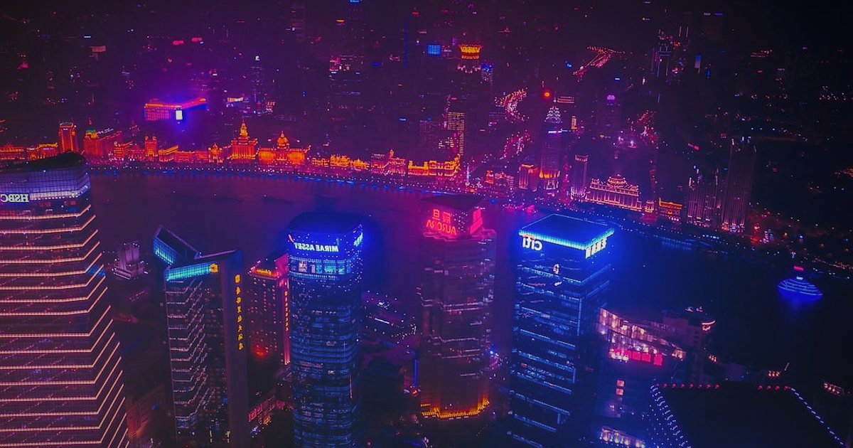 2026'da E-Ticaretin Yeni Yüzü: Yapay Zeka ve Kişiselleştirmenin Yükselişi - futuristic cityscape glowing data streams night