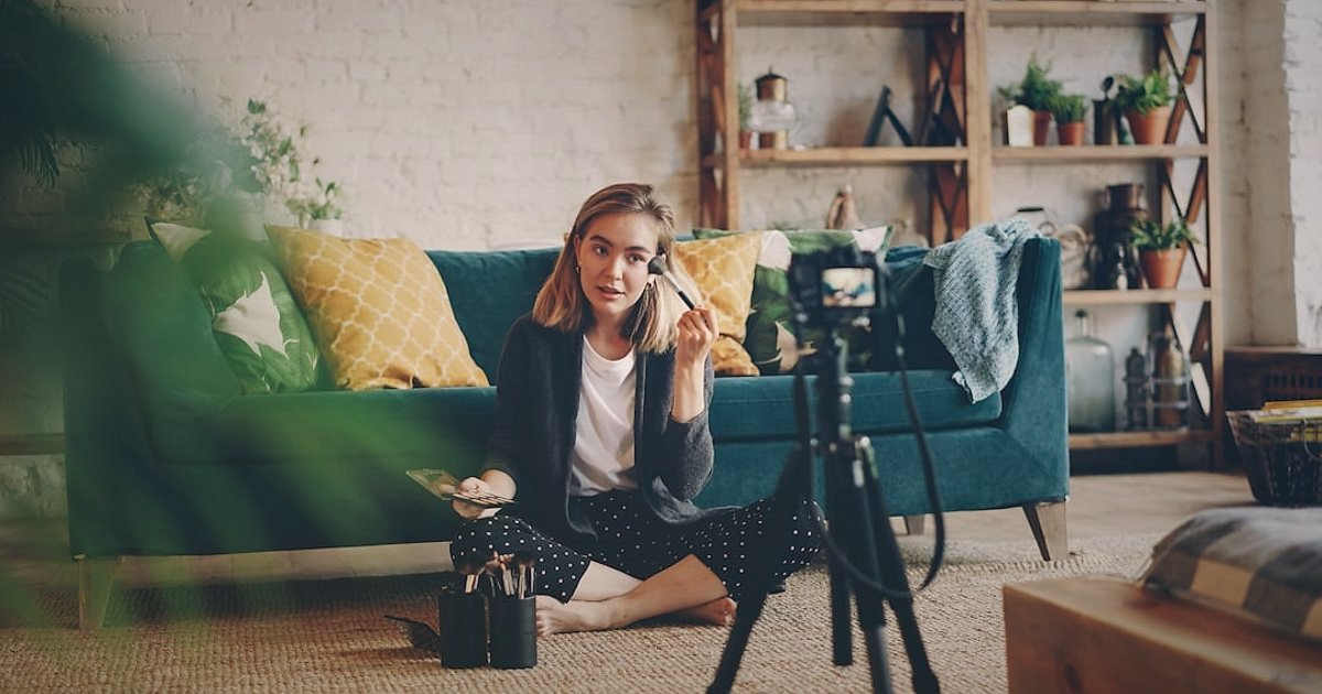 2026'da E-Ticaretin Yeni Yüzü: Yapay Zeka ve Kişiselleştirmenin Yükselişi - person using smartphone AR furniture in living room
