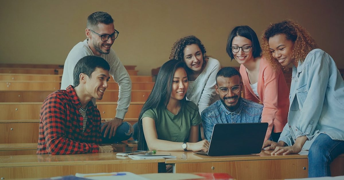 2026'da E-Ticaretin Yeni Yüzü: Yapay Zeka ve Kişiselleştirmenin Yükselişi - diverse group of people interacting online community forum