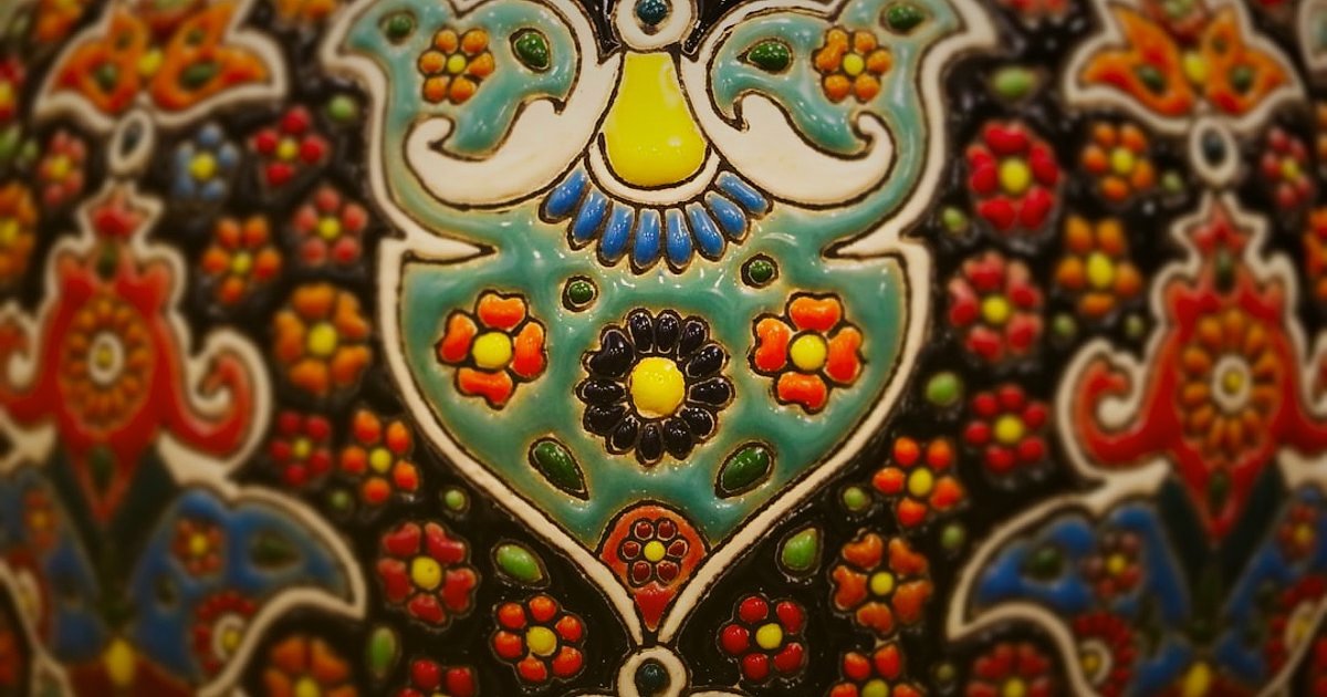 2026'da E-Ticaretin Yeni Yüzü: Yapay Zeka ve Kişiselleştirmenin Yükselişi - close-up hand-painted ceramic bowl intricate pattern