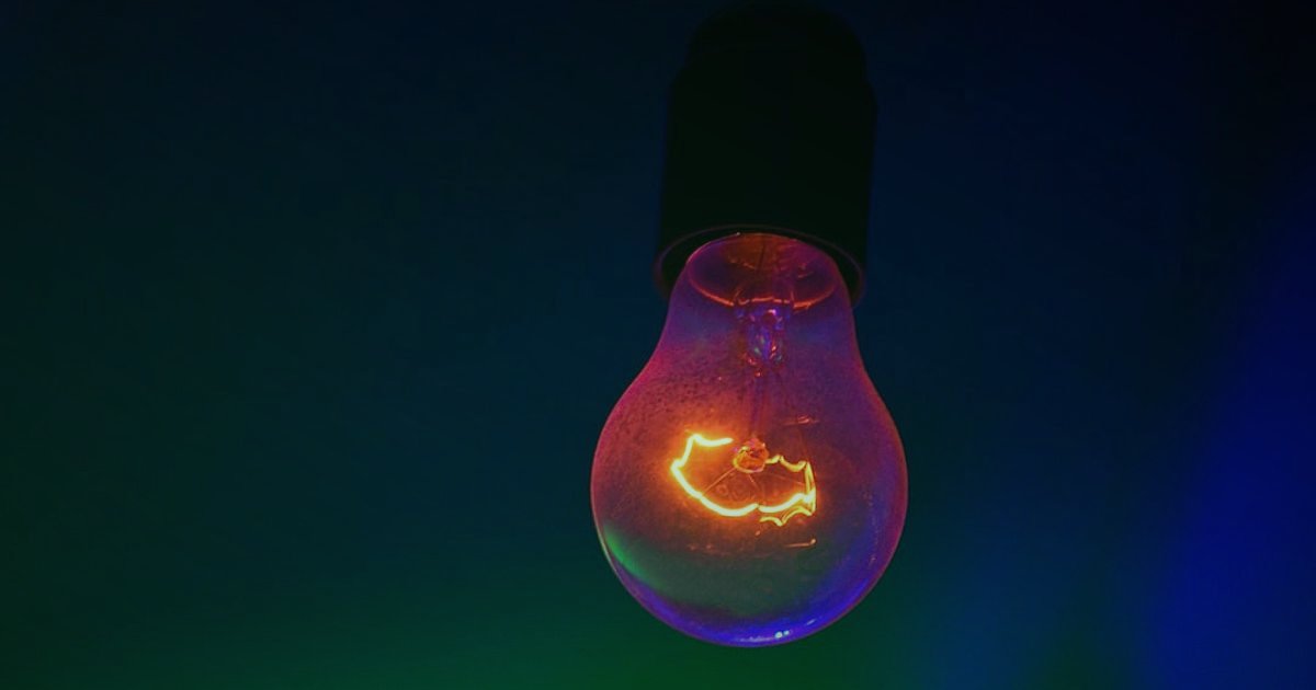 2026'da E-Ticaretin Yeni Yüzü: Yapay Zeka ve Kişiselleştirmenin Yükselişi - question mark symbol glowing light bulb idea