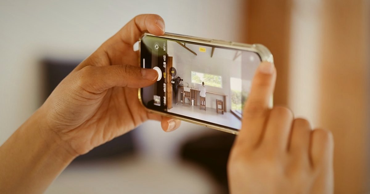 2026'da E-Ticarette Büyüme Fırsatları: Karlı Bir Gelecek İnşa Edin - Woman using smartphone augmented reality furniture placement