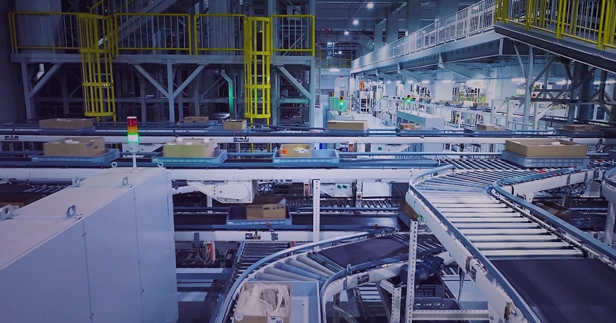 2026'da E-Ticarette Büyüme Fırsatları: Karlı Bir Gelecek İnşa Edin - Warehouse worker scanning package barcode on conveyor belt