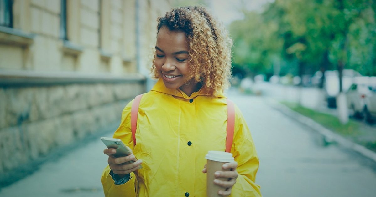 2026'da E-Ticarette Büyüme Fırsatları: Karlı Bir Gelecek İnşa Edin - Person browsing online store on mobile device street