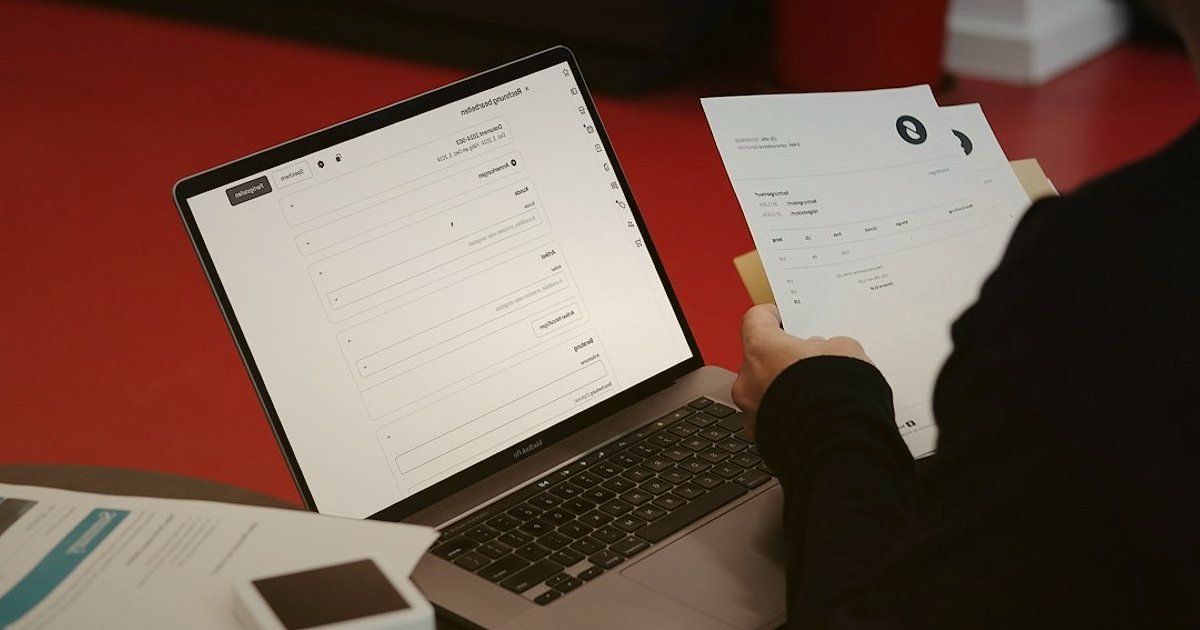 2026'da Gaming Koltuk Tedarikçisi Bulma ve Doğrulama Rehberi - person checking official business registration document online