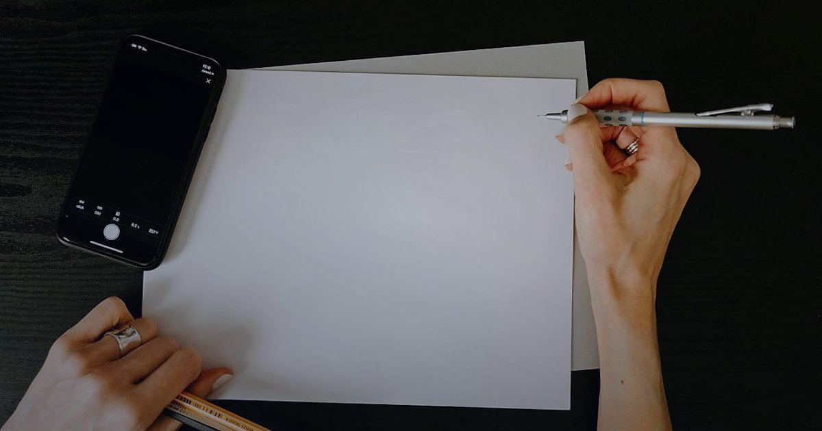 2026'da Gaming Koltuk Tedarikçisi Bulma ve Doğrulama Rehberi - person signing a legal contract at a desk with a pen
