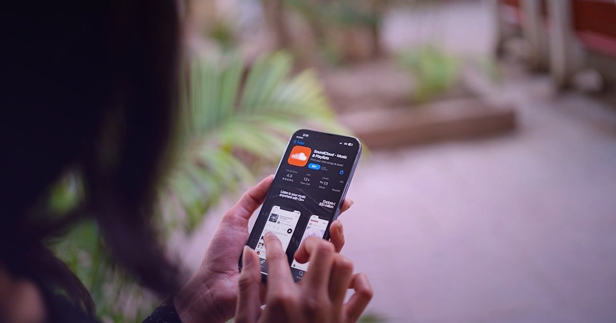 2026'da Güvenilir Tedarikçi Firmalar: Dropshipping Başarısının Anahtarı - close-up hands holding mobile phone displaying online store interface