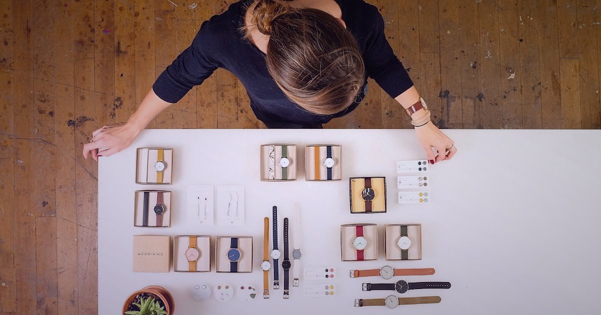 2026'da Güvenilir Tedarikçi Firmalar: Dropshipping Başarısının Anahtarı - overhead view of various product samples arranged on a wooden table
