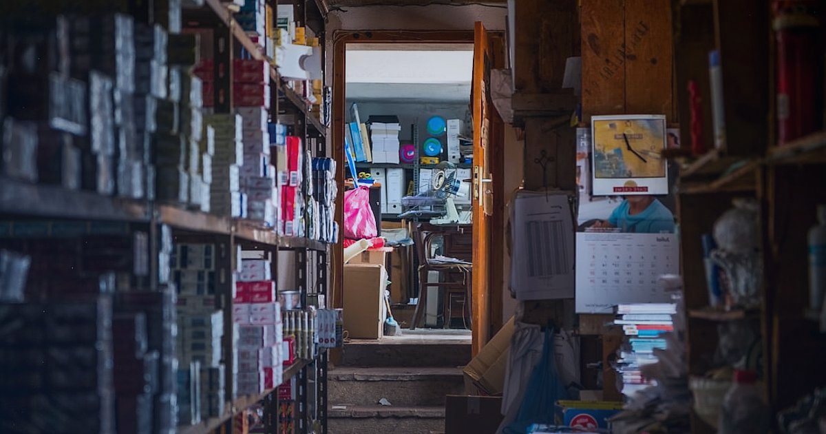 2026'da Güvenilir Tedarikçi Firmalar: Dropshipping Başarısının Anahtarı - person examining product samples in a brightly lit warehouse