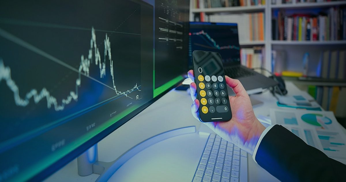2026'da Güvenilir Tedarikçi Firmalar: Dropshipping Başarısının Anahtarı - person analyzing financial charts on a computer screen with graphs