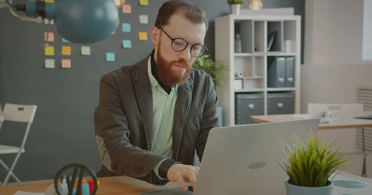 2026'da Güvenilir Tedarikçi Firmalar: Dropshipping Başarısının Anahtarı - person carefully inspecting a returned product in a small office